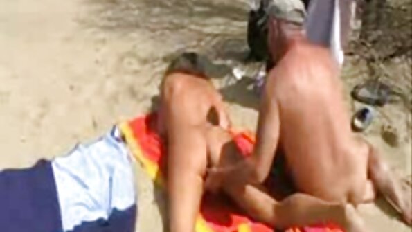 Một cô gái tóc vàng với một cơ thể sexy đang phim sex nhat ban hay nhận được đôi môi của cô ấy xung quanh một vòi nước lớn
