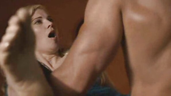 Một sexy phim dit nhau hay nhat ban búp bê với lớn ngực là nhận được một vòi nước đâm xuống cô ấy cổ họng