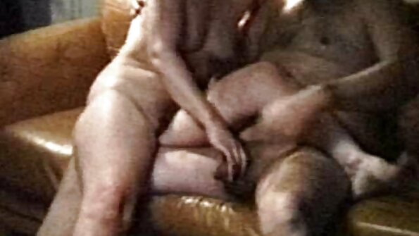 Một người phụ nữ tóc nâu đang bú một lớn đen sex nhat ban gai xinh tinh ranh trong video này