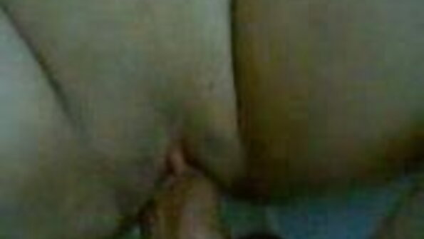 Một bimbo với sex loan luon nhat ban lớn tits và sưng phù lên núm vú đang được ngón